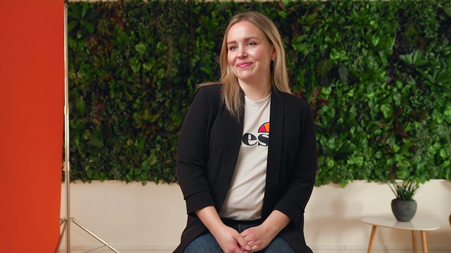 Moment medarbejder foran grøn baggrund